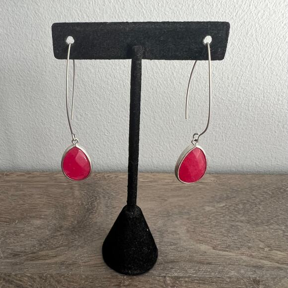 Ruby tone faceted teadrop dangle drop earrings with silver hardware - Picture 2 of 3